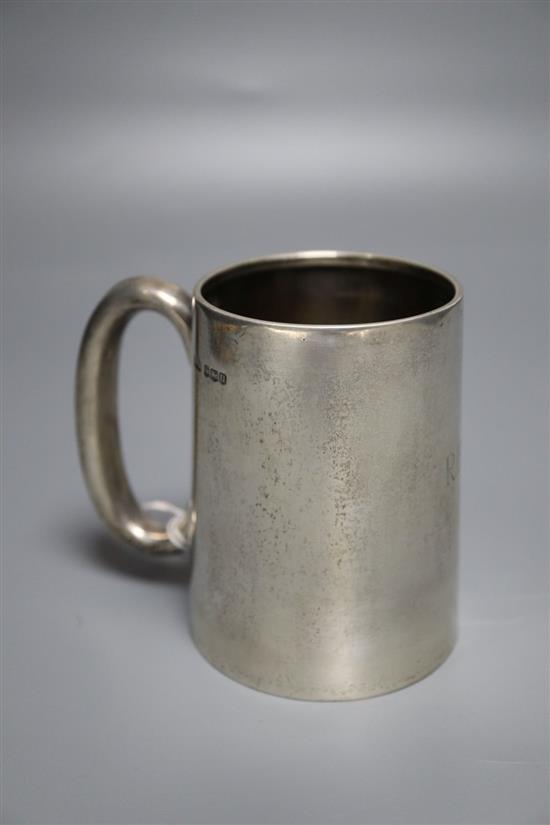 A George VI silver mug, with engraved initials, Lee & Wigfull, Sheffield, 1937, 93mm, 197 grams.